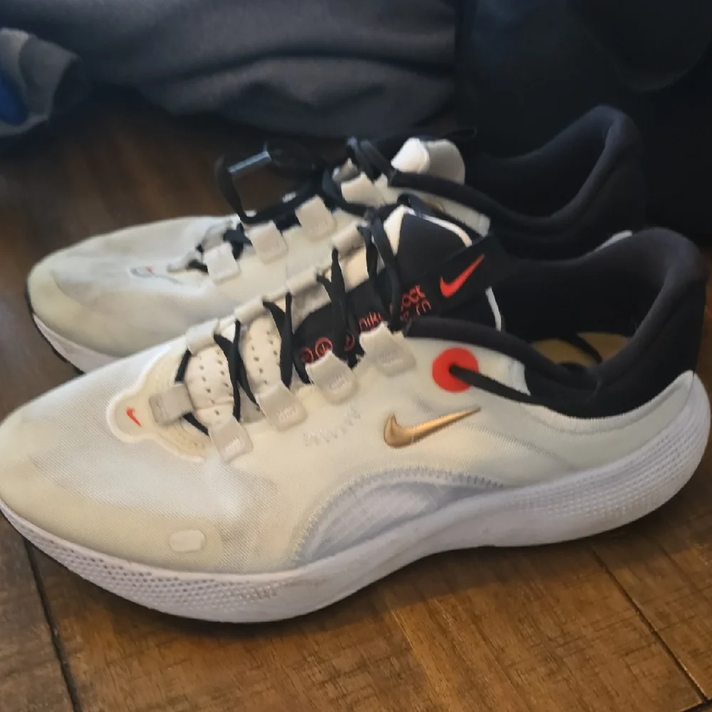 Nike White and Black Running Shoes with Gold Swoosh - Picture 6 of 13